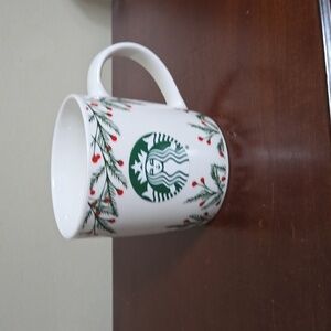 Starbucks Holly and Berries Holiday Mug 2020 12 ounces